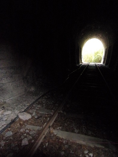 St Martin Lys, tunnel des oliviers, le tuyau d'alimentation d'eau