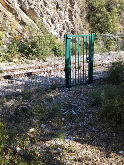 Gare de Saint Martin Lys - portillon du sentier piétonnier