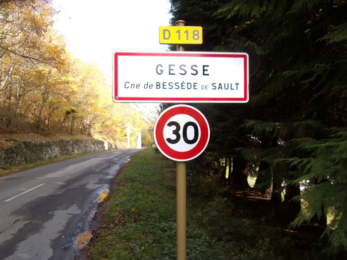 Gesse, panneau d'entrée de l'agglomération