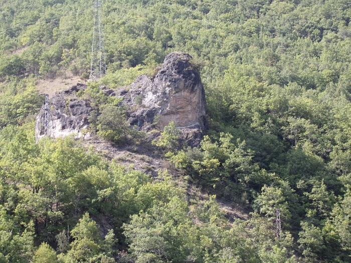 Gesse, vue sur le rocher en forme de dome aperçu du hameau