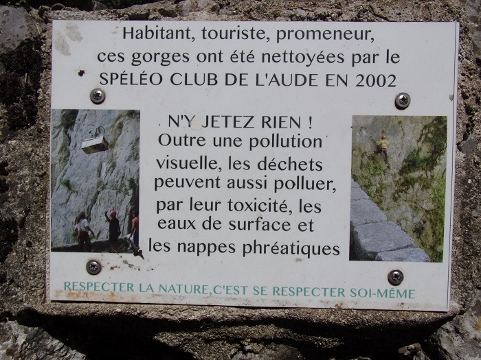 St Martin Lys, plaque commémorative du nettoyage du défilé par le club spéléo de l'Aude en 2002