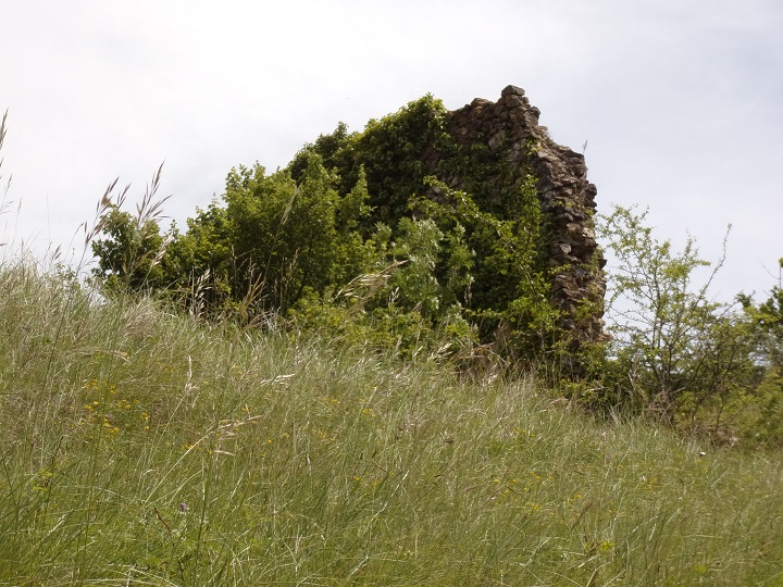 Joucou, mur du chateau, vue du chemin du Clat 2