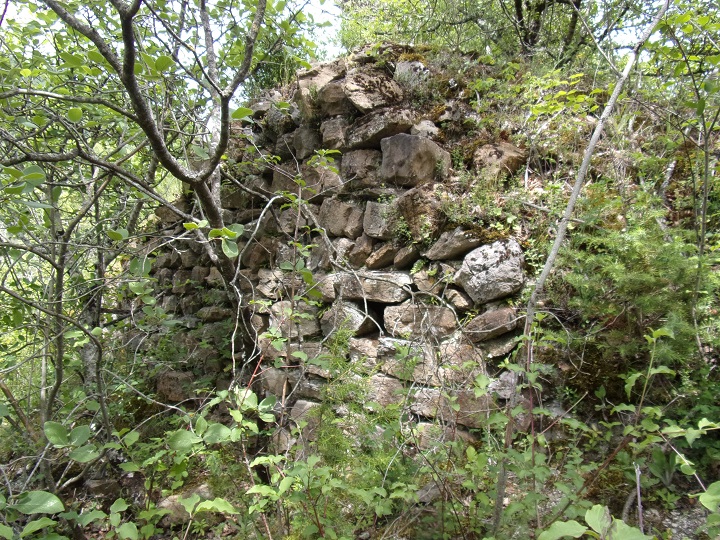 Joucou, mur du château de Joucou 1