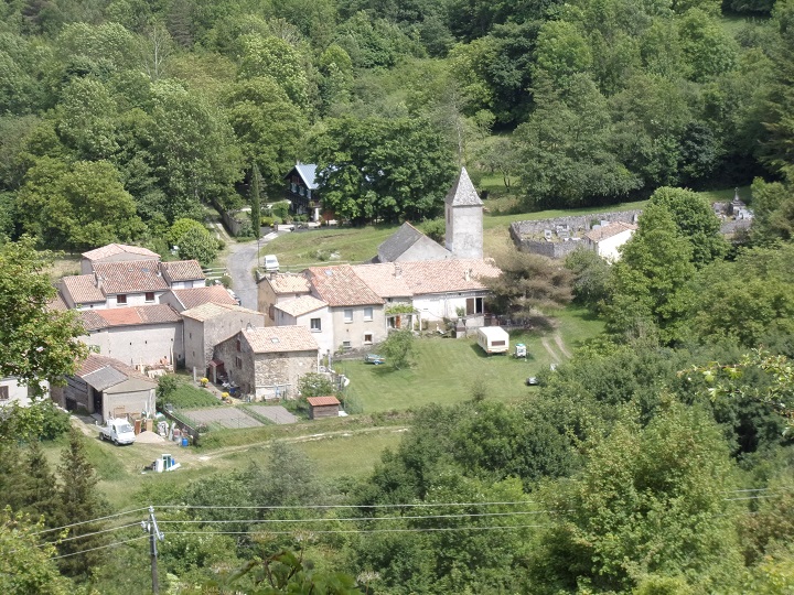 Joucou, vue depuis le château de Joucou, église
