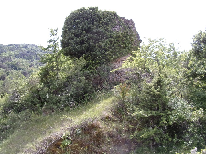 Joucou, mur du château de Joucou 3