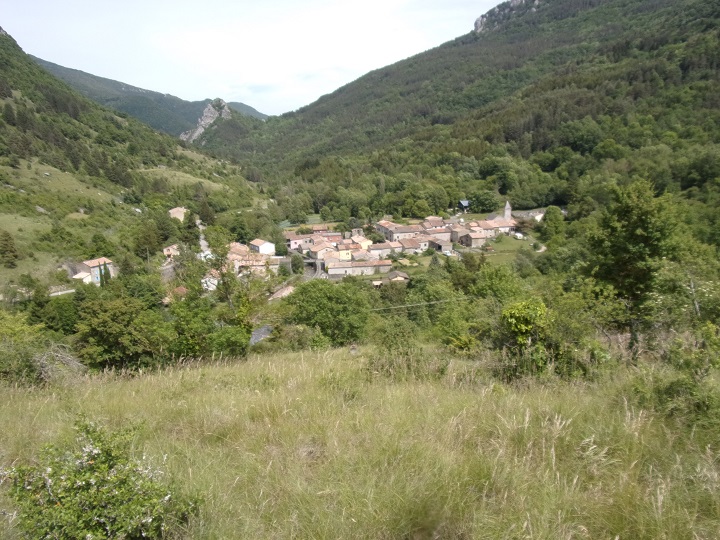 Joucou, vue depuis le château de Joucou, village