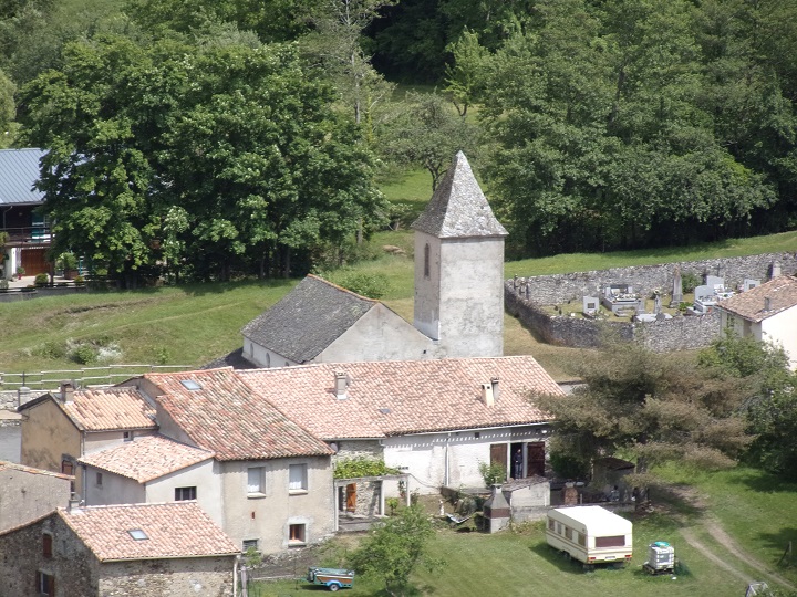 Joucou, vue depuis le château de Joucou, église gros plan