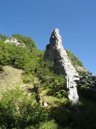 Joucou, Pan de pierre à l'entrée des gorges du Rébenty 1