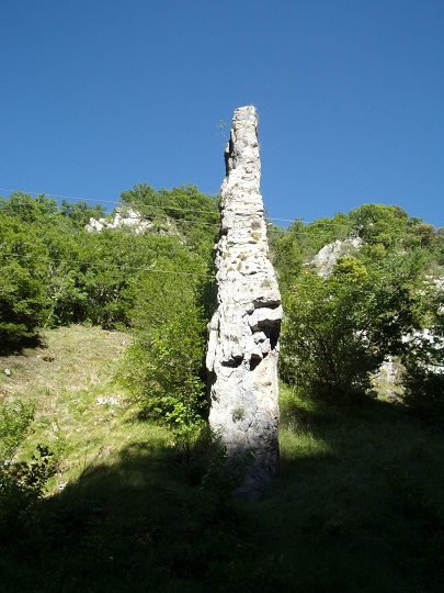 Joucou, Pan de pierre à l'entrée des gorges du Rébenty 2