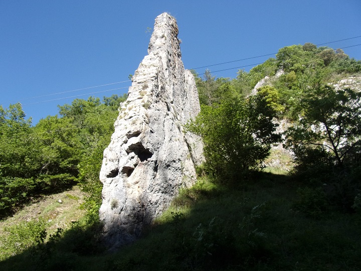 Joucou, Pan de pierre à l'entrée des gorges du Rébenty 3