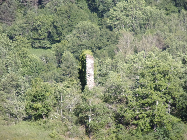 Joucou, Vue du mur du château de Joucou depuis le chemin de la Rouquette 2