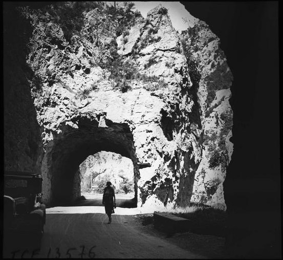 Tunnel, appelé Trou du Curé, sur la route de la vallée de l'Aude avec voiture stationnée et femme