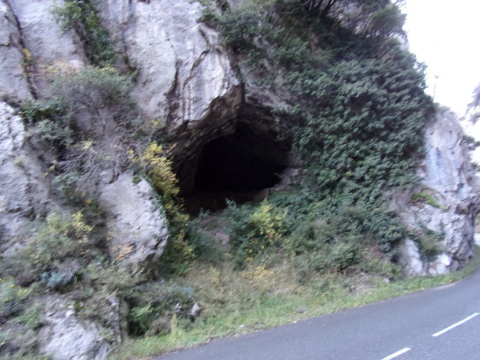 St Martin Lys, Pierre-lys, entrée de la grotte qui sert de bornage