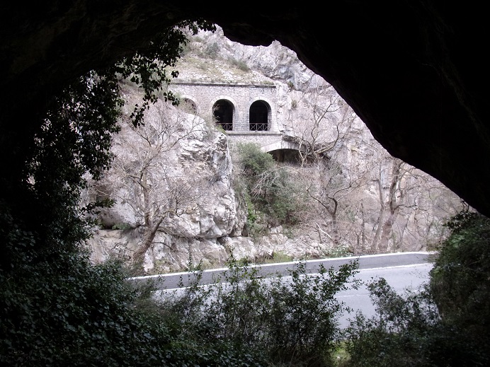 St Martin Lys, Pierre-Lys, les ouvertures du tunnel depuis la grotte du Gourg Bouillidou