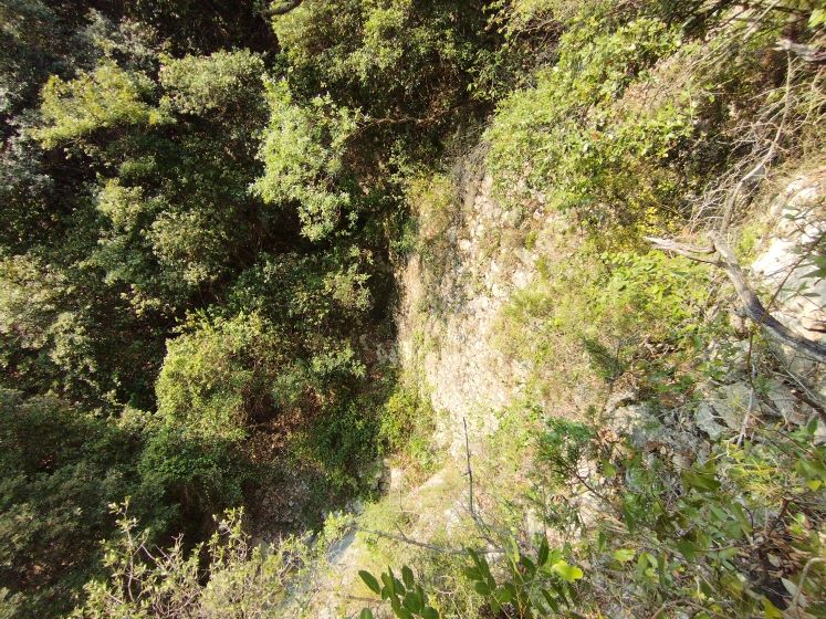 chemin du gourg bouillidou - Abris sous roche le long de la première barrière rocheuse