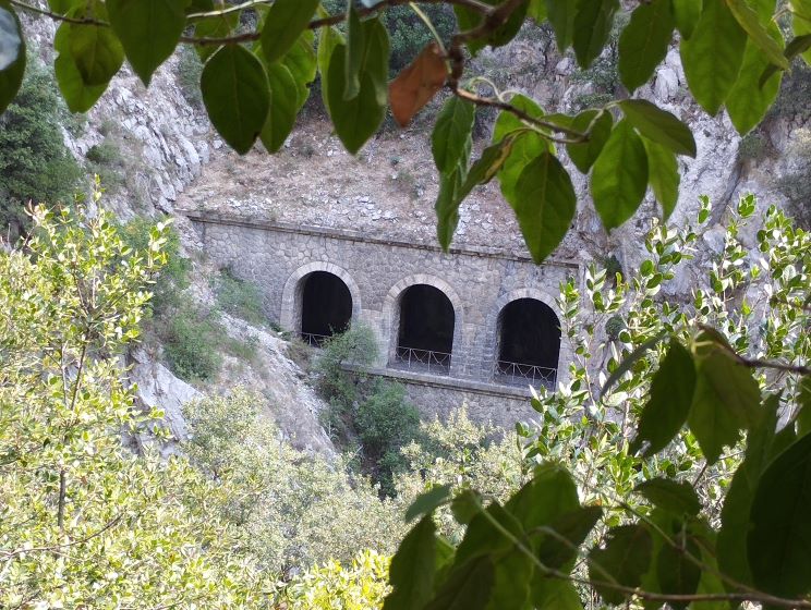 chemin du gourg bouillidou - Vue des bouches d'aération du tunnel ferrovière - 3