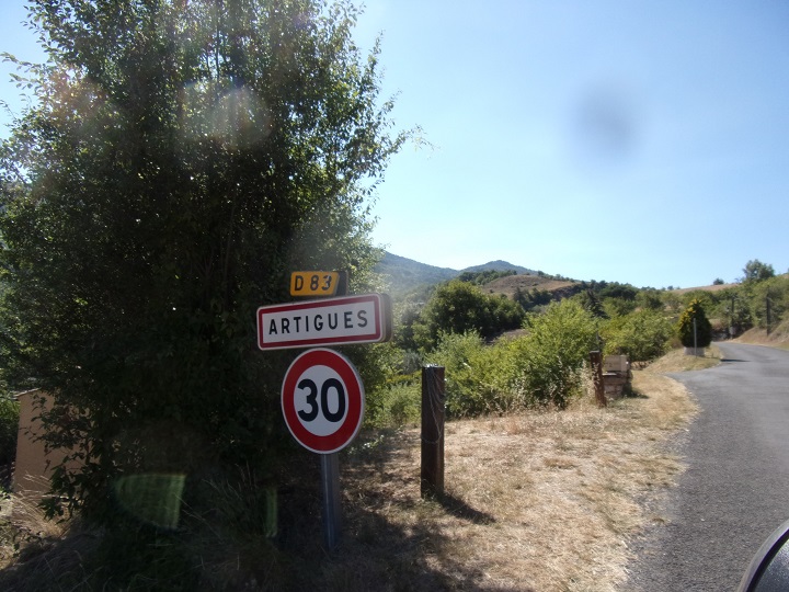 Artigues - Le panneau d'entrée dans le village