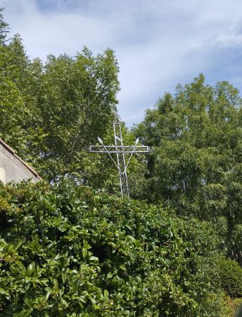 Bessède-de-Sault, Croix à la sortie du village sur la route du Clat