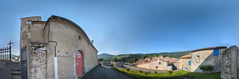 Bessède-de-Sault, vue panoramique du porche de l'entrée de l'église au village