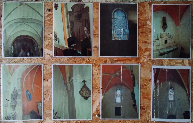 Rodome, photos de l'intérieur de l'église exposées dans le porche d'entrée