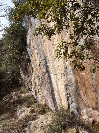 Sentier cathare, le Roc de la Bastounade vu en venant de Quirbajou