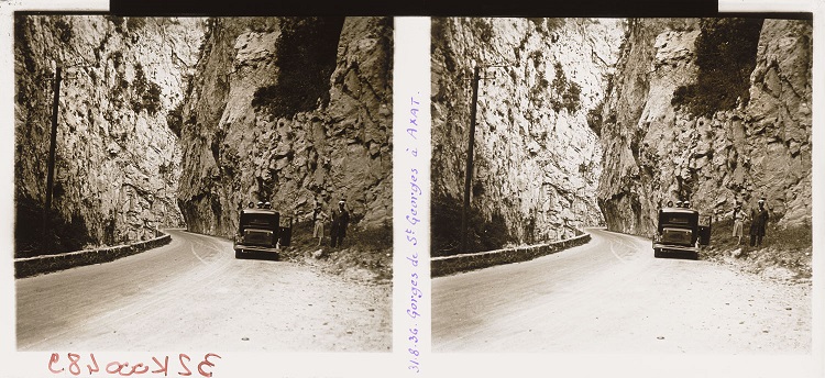 Gorges de Saint-Georges, cinq passagers posant à côté d’une voiture