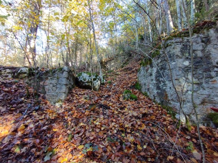 Gorges de St Gorges, Les 2 culées du pont passant au dessus de la voie