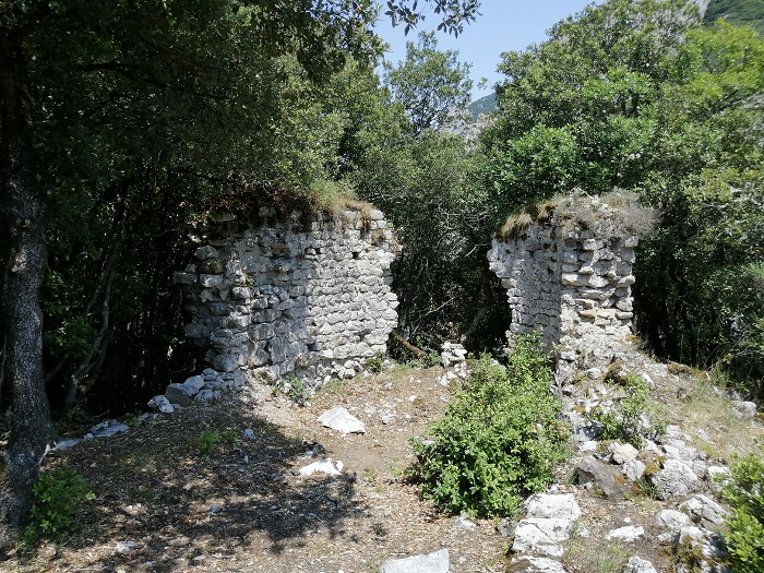 Gorges de St Gorges, ruine de l'ancien prieuré 