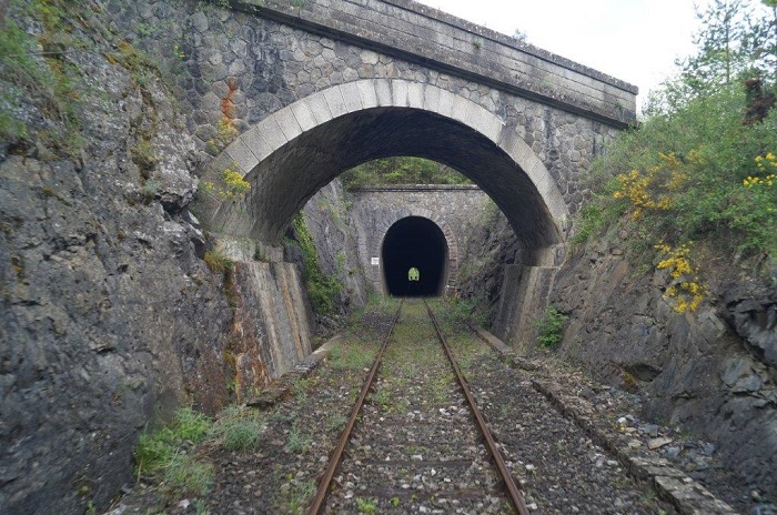 Dernier pont d'Axat entre les 2 tunnels, avec vue sur celui de la Guarrigue
