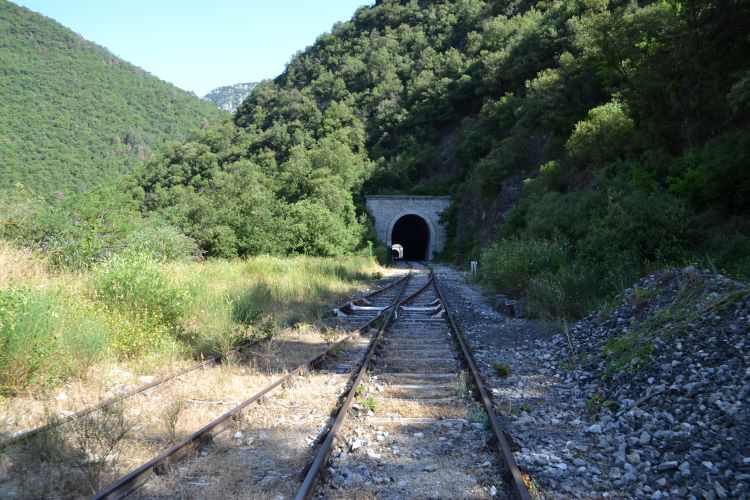 Derniers mètres sur la plateforme de la gare de Saint Martin Lys avant d'entréer dans le tunnel des Oliviers
