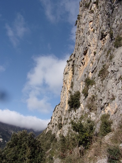 St Martin Lys, la grotte de Félix Armand dans la falaise du gal