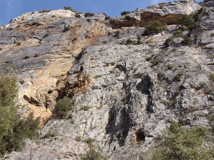 St Martin Lys, aplomb rocheux au-dessus de la grotte de Félix Armand