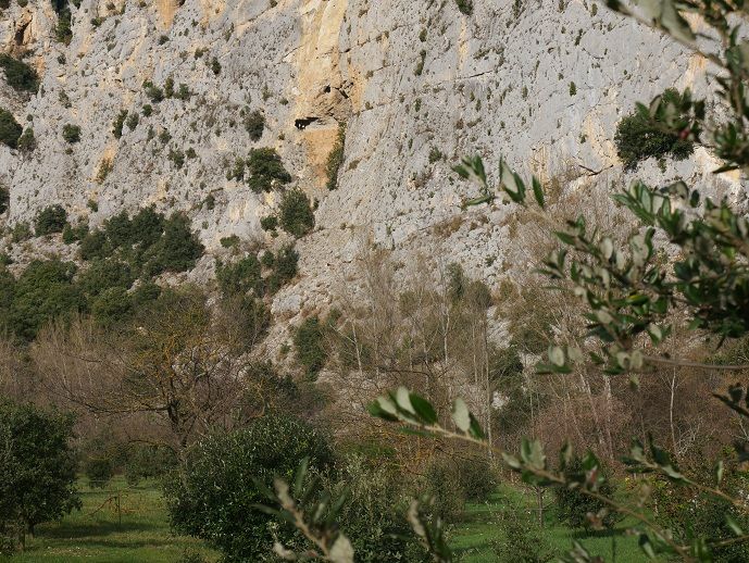 La grotte de Félix Armand depuis La Borde