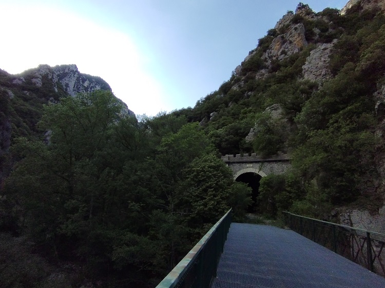Entrée du tunnel de la Pierre-lys coté Saint Martin depuis l'autre coté du pont sur l'Aude