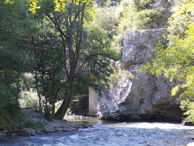 Pied du pont sur l'Aude et vue de l'ancien chemin depuis la berge de l'Aude
