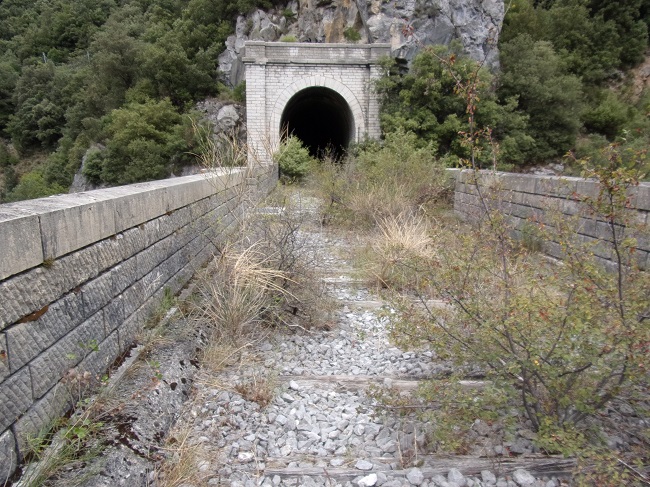 Rebuzo, vue de l'entrée du tunnel de Rébuzo