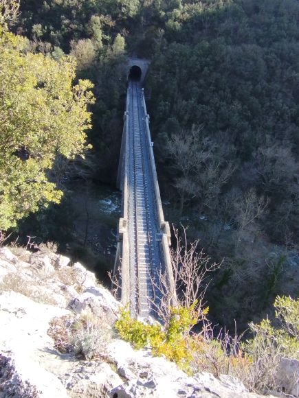 St Martin Lys, le pont ferroviaire de Rebuzo, vue depuis le dessus de l'entrée du tunnel de Rebuzo